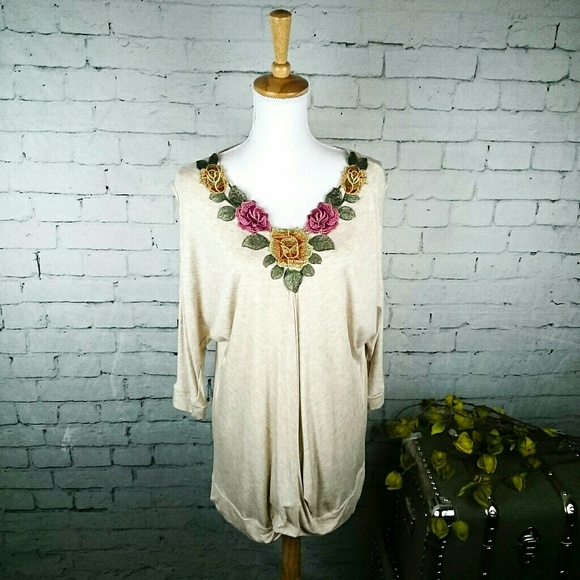 Cha Cha Vente Tops - NWOT Cha Cha Vented rose patch split sleeve top